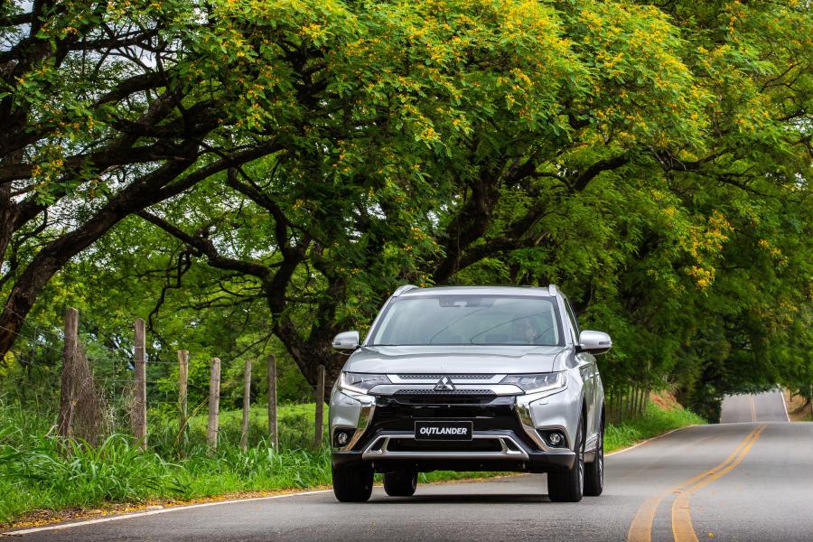  Mitsubishi Outlander HPE-S 2018 года  (LA) (фото 16 из 40)